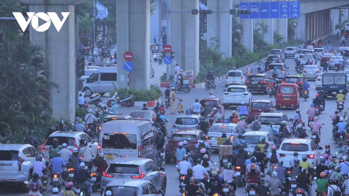 Phân làn đường riêng ở Hà Nội: Nhọc nhằn mà chẳng nên công cán gì…